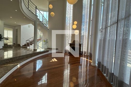 Sala de casa de condomínio para alugar com 4 quartos, 600m² em Alphaville, Santana de Parnaíba