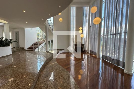 Sala de casa de condomínio para alugar com 4 quartos, 600m² em Alphaville, Santana de Parnaíba