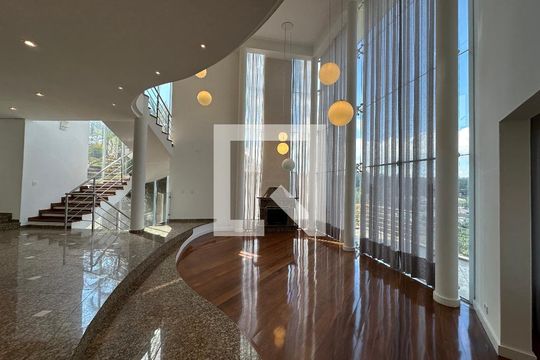 Sala de casa de condomínio para alugar com 4 quartos, 600m² em Alphaville, Santana de Parnaíba