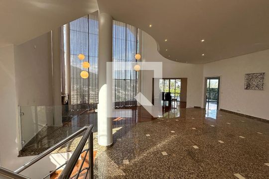Sala de casa de condomínio para alugar com 4 quartos, 600m² em Alphaville, Santana de Parnaíba
