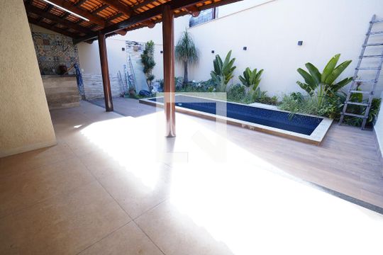 Casa à venda com 5 quartos, 250m² em Jardim América, Goiânia