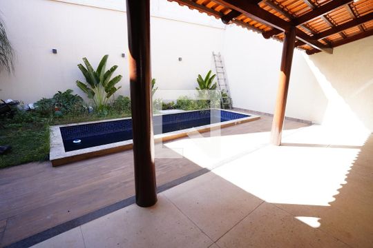 Casa à venda com 5 quartos, 250m² em Jardim América, Goiânia