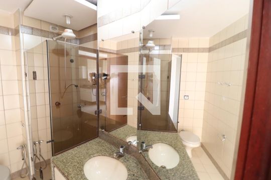 Banheiro Social 1 de apartamento para alugar com 3 quartos, 131m² em Martins, Uberlândia