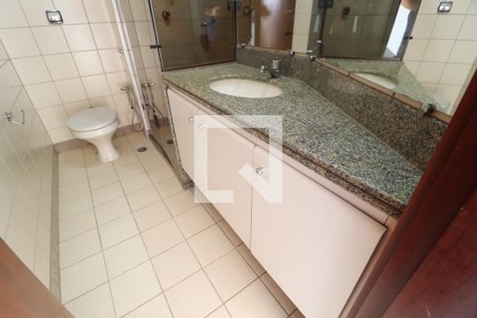 Banheiro Social 1 de apartamento para alugar com 3 quartos, 131m² em Martins, Uberlândia