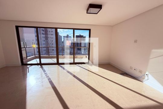 Apartamento para alugar com 5 quartos, 342m² em Santa Helena, Juiz de Fora