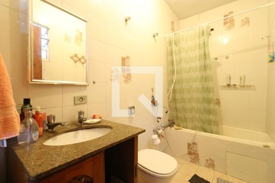Banheiro Social  de casa para alugar com 4 quartos, 440m² em Água Branca, São Paulo