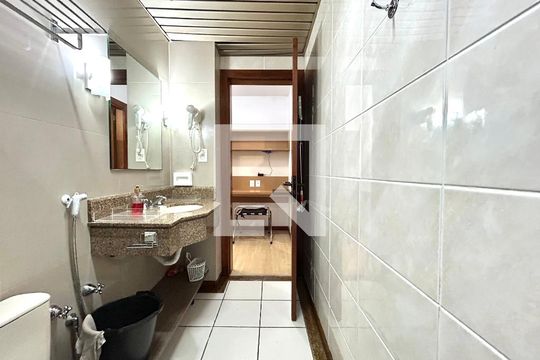 Banheiro  de apartamento para alugar com 1 quarto, 59m² em Centro, Florianópolis