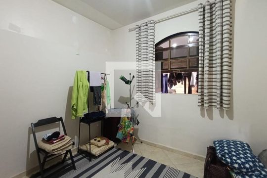 Quarto 1 de casa para alugar com 2 quartos, 120m² em Vila Dagmar, Belford Roxo