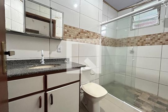 Banheiro suíte 1 de casa de condomínio para alugar com 2 quartos, 150m² em Lagoa da Conceição, Florianópolis