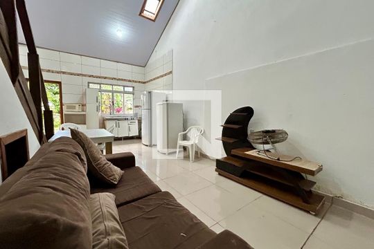 Sala de casa de condomínio para alugar com 2 quartos, 148m² em Lagoa da Conceição, Florianópolis