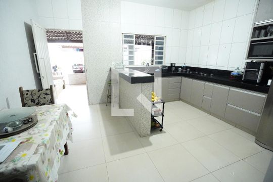 Casa à venda com 6 quartos, 300m² em Residencial Vereda dos Buritis, Goiânia