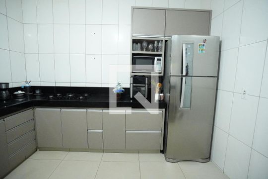 Casa à venda com 6 quartos, 300m² em Residencial Vereda dos Buritis, Goiânia