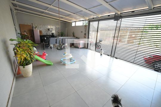 Casa à venda com 3 quartos, 200m² em Vila Bela, Goiânia
