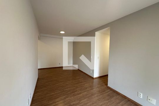 Sala de apartamento para alugar com 3 quartos, 77m² em Jardim Tupanci, Barueri