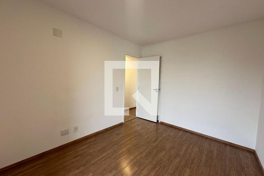 Suíte de apartamento para alugar com 3 quartos, 77m² em Jardim Tupanci, Barueri