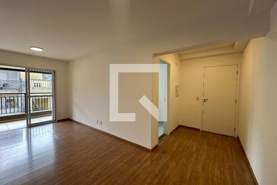 Sala de apartamento para alugar com 3 quartos, 77m² em Jardim Tupanci, Barueri