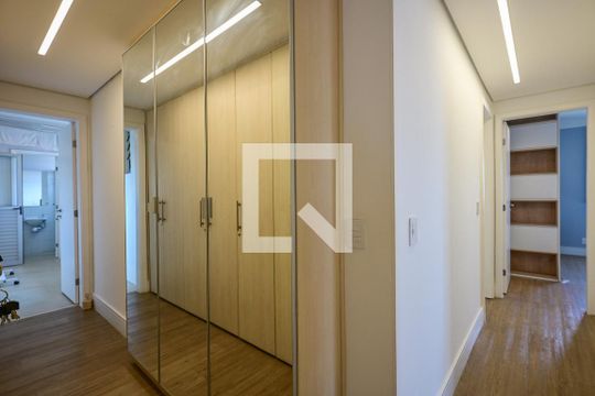 Corredor de apartamento à venda com 4 quartos, 343m² em Vila Morse, São Paulo