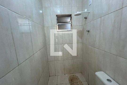 Banheiro de kitnet/studio para alugar com 1 quarto, 35m² em Honório Gurgel, Rio de Janeiro