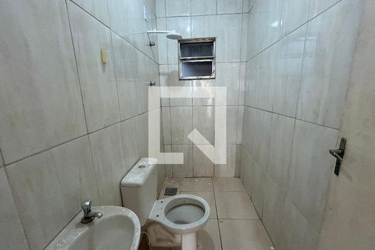 Banheiro de kitnet/studio para alugar com 1 quarto, 35m² em Honório Gurgel, Rio de Janeiro