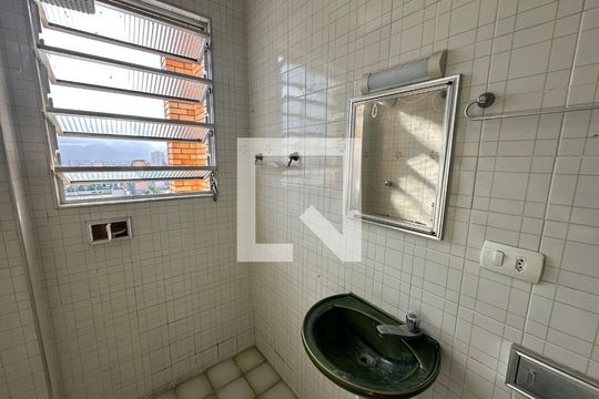 Banheiro de apartamento para alugar com 1 quarto, 23m² em Centro, São Vicente