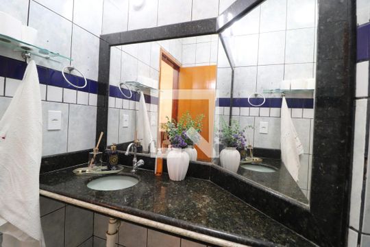 Banheiro Social de casa para alugar com 3 quartos, 250m² em Jardim Patricia, Uberlândia