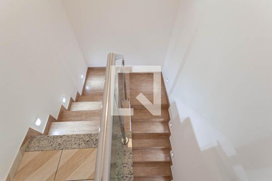 Escada de casa para alugar com 2 quartos, 102m² em São João Batista, Belo Horizonte