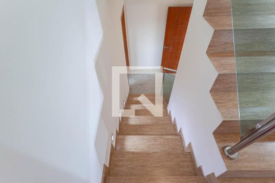 Escada de casa para alugar com 2 quartos, 102m² em São João Batista, Belo Horizonte