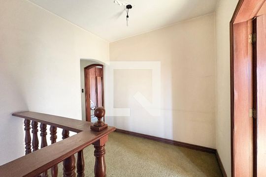 Escada/ Hall para os Quartos  de casa para alugar com 5 quartos, 491m² em Vila Comercial, São Paulo