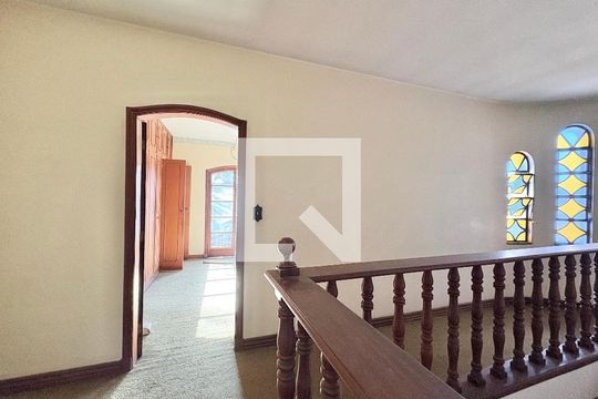 Escada/ Hall para os Quartos  de casa para alugar com 5 quartos, 491m² em Vila Comercial, São Paulo