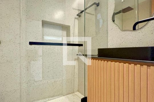 Banheiro de kitnet/studio para alugar com 1 quarto, 25m² em Pinheiros, São Paulo