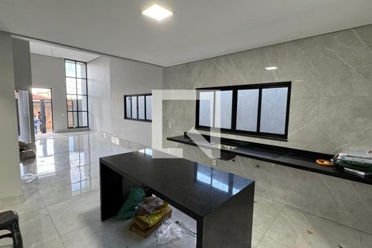 Sala e cozinha  de casa à venda com 3 quartos, 200m² em Colônia Agrícola Samambaia, Brasília