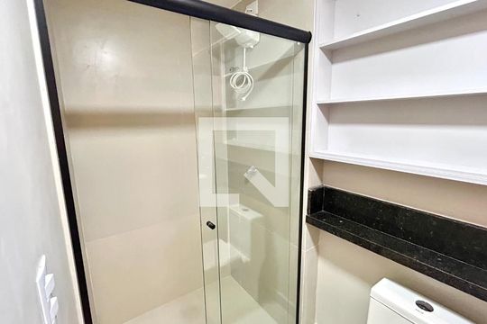 Banheiro de kitnet/studio para alugar com 1 quarto, 34m² em Vila Galvão, Guarulhos