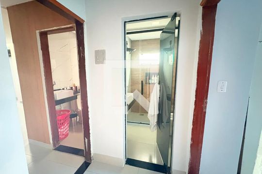 Corredor de casa à venda com 3 quartos, 360m² em Residencial Centerville, Goiânia