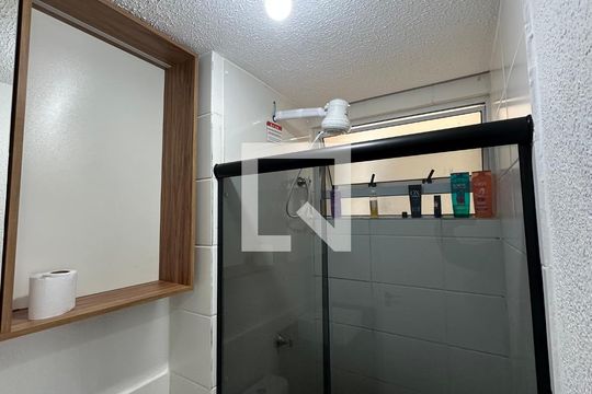 Banheiro de apartamento para alugar com 1 quarto, 46m² em Vargem Grande, Rio de Janeiro