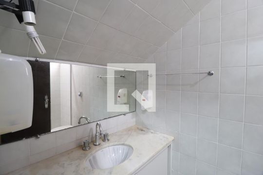 Banheiro Social 1 de casa para alugar com 3 quartos, 431m² em Umuarama, Uberlândia