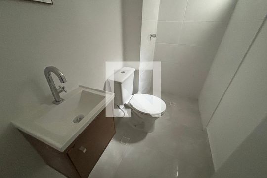 Banheiro social de apartamento à venda com 1 quarto, 30m² em Cidade Antônio Estêvão de Carvalho, São Paulo