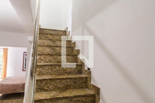 Escada de casa para alugar com 3 quartos, 230m² em Jardim Florida, Barueri