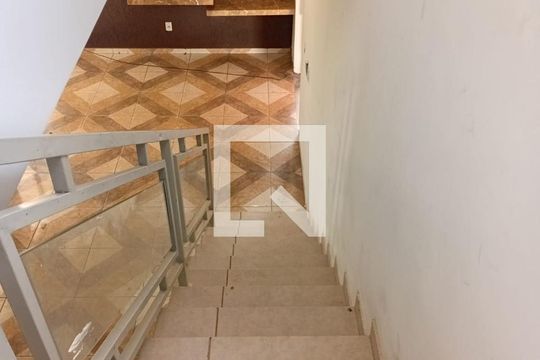 Escada de casa para alugar com 4 quartos, 184m² em Papillon Park, Aparecida de Goiânia