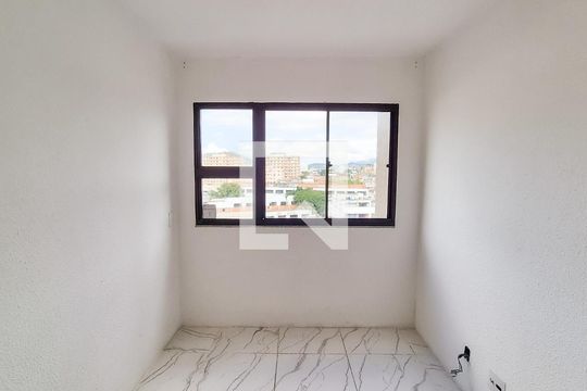Sala de apartamento para alugar com 2 quartos, 40m² em Vaz Lobo, Rio de Janeiro