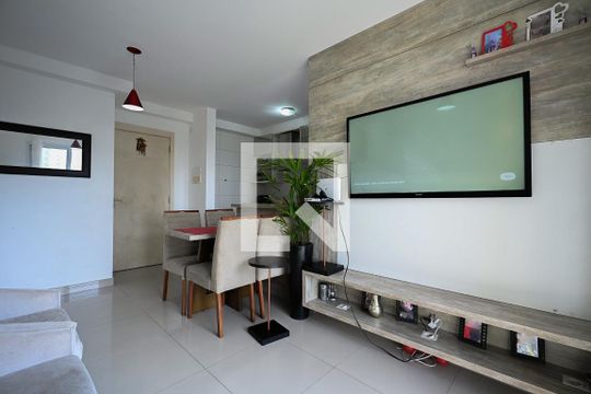 Sala de apartamento à venda com 2 quartos, 63m² em Chácara Agrindus, Taboão da Serra