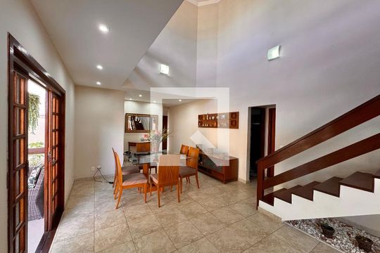 Sala de casa de condomínio para alugar com 4 quartos, 400m² em Vargem Grande, Rio de Janeiro