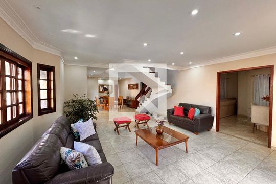 Sala de casa de condomínio para alugar com 4 quartos, 400m² em Vargem Grande, Rio de Janeiro