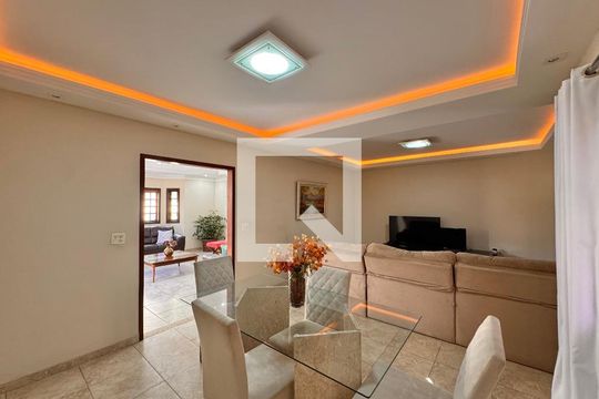 Sala de casa de condomínio para alugar com 4 quartos, 400m² em Vargem Grande, Rio de Janeiro
