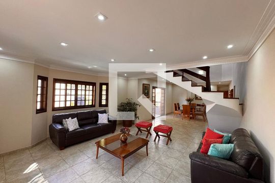 Sala de casa de condomínio para alugar com 4 quartos, 400m² em Vargem Grande, Rio de Janeiro
