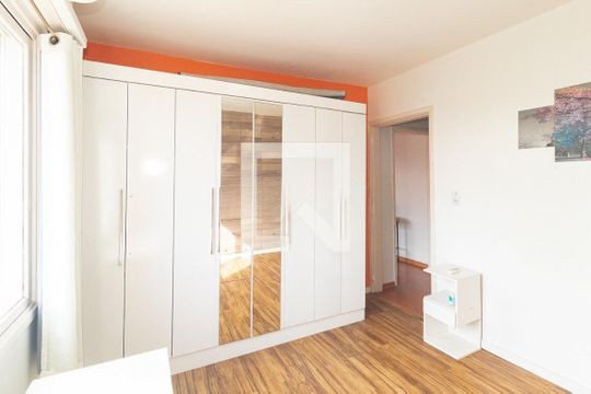 Quarto de apartamento à venda com 1 quarto, 43m² em Medianeira, Porto Alegre