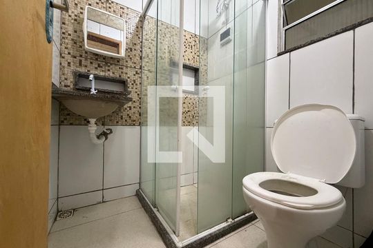 Banheiro de kitnet/studio para alugar com 1 quarto, 42m² em Recreio, Rio de Janeiro