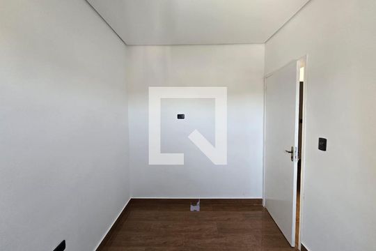 Quarto 01 de kitnet/studio para alugar com 2 quartos, 34m² em Jardim Presidente Dutra, Guarulhos