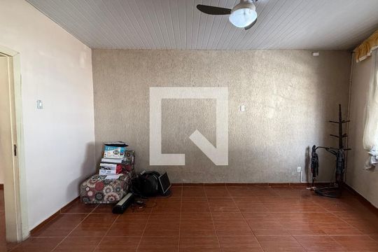 Sala de casa à venda com 2 quartos, 180m² em Carlos Prates, Belo Horizonte