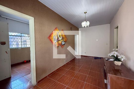 Sala de casa à venda com 2 quartos, 180m² em Carlos Prates, Belo Horizonte