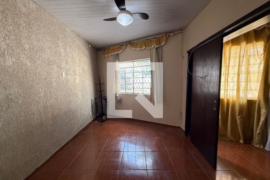 Sala de casa à venda com 2 quartos, 180m² em Carlos Prates, Belo Horizonte